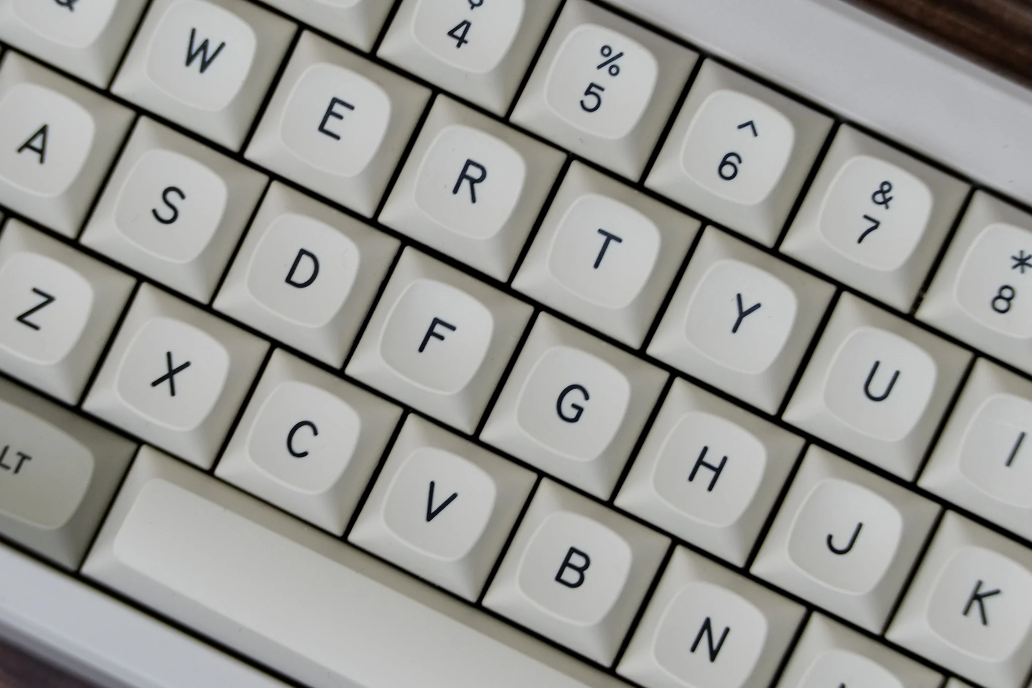 [In Stock] GMK MTNU Classic Beige Keycaps - Image 3