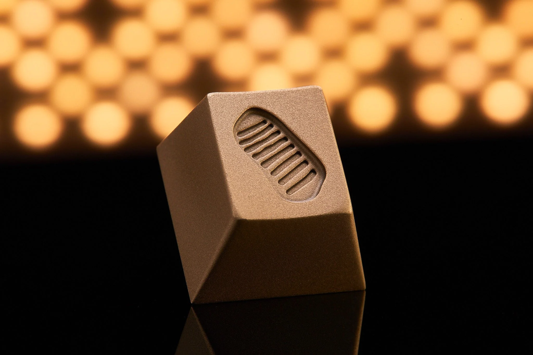 [In Stock] Lunar x Salvun Artisan Keycap - Image 4